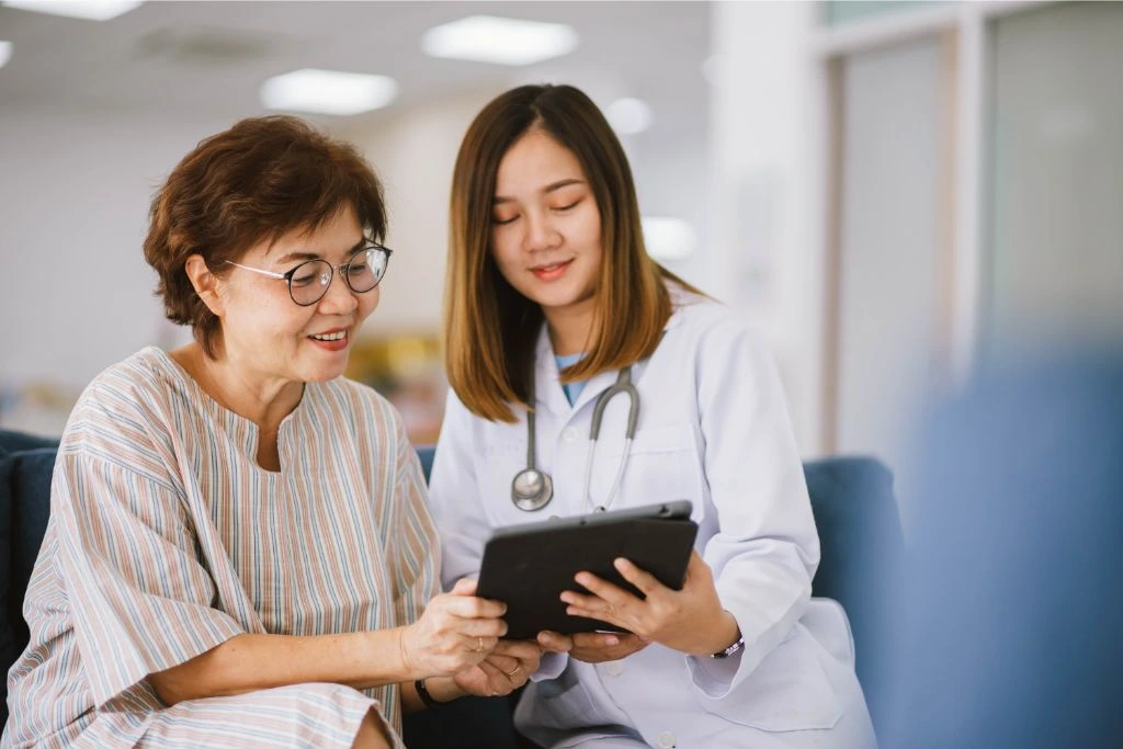 a happy doctor saying to her patients the diagnosis