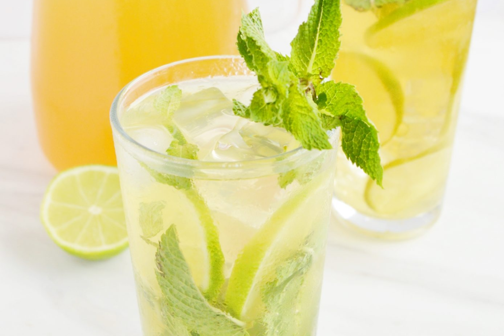 cold green tea with lemon 