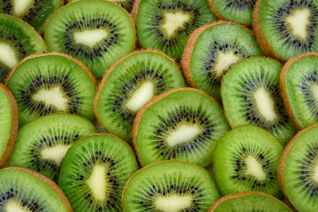 stacked and sliced kiwi fruit