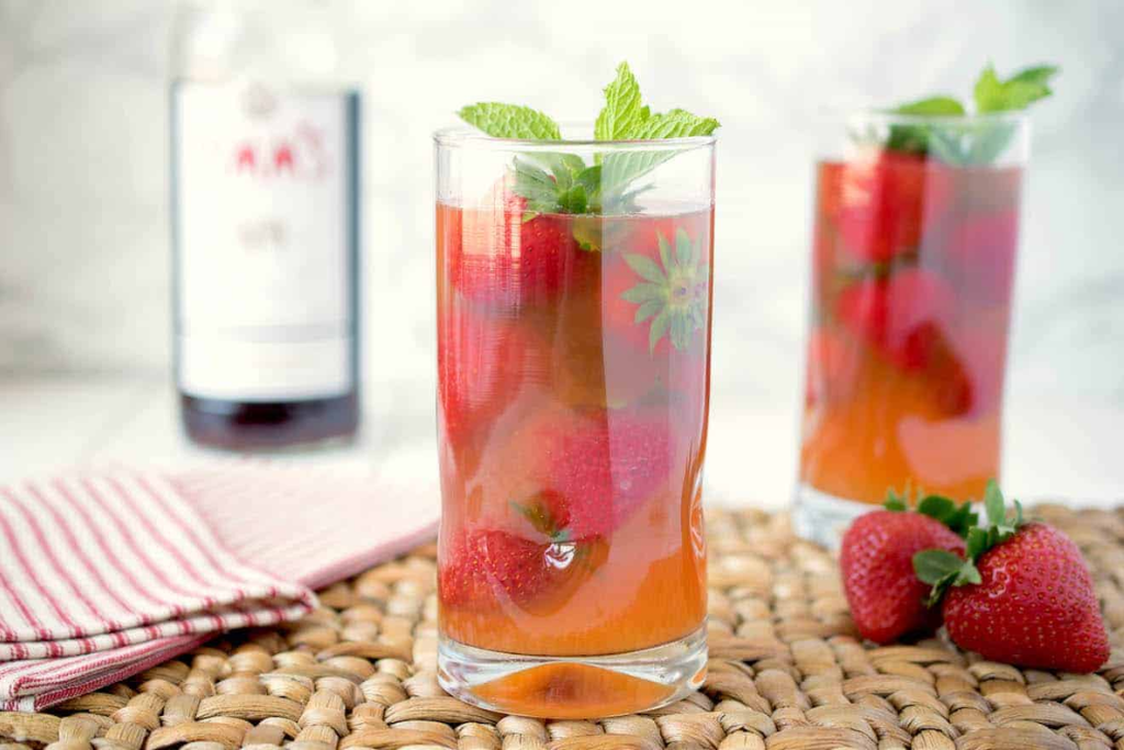 Mint tea with strawberries 