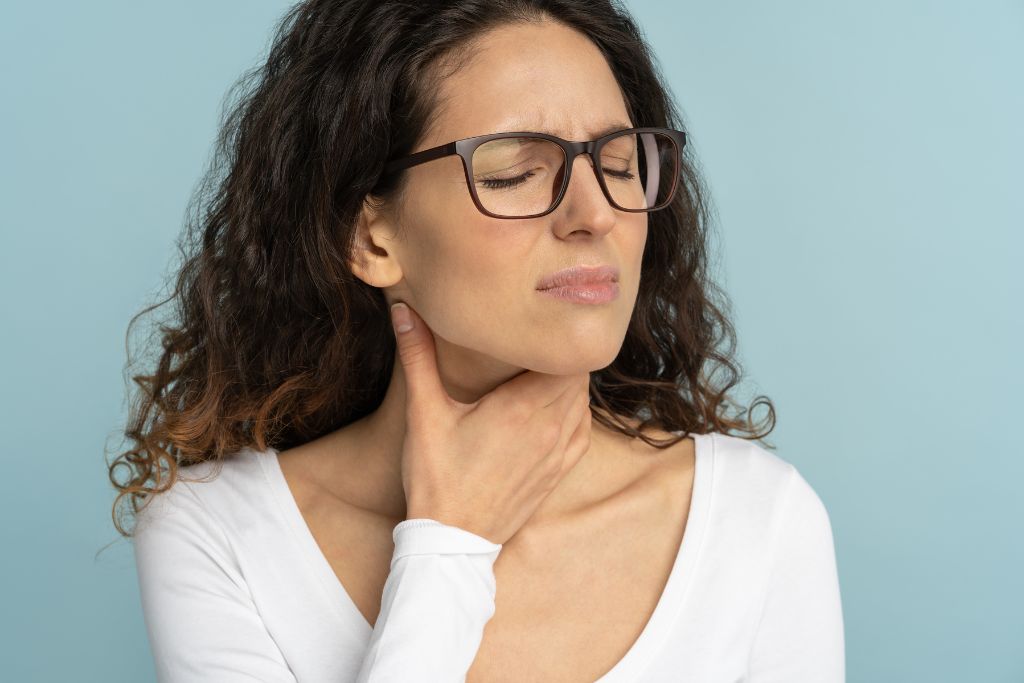 a woman experiencing sore throat
