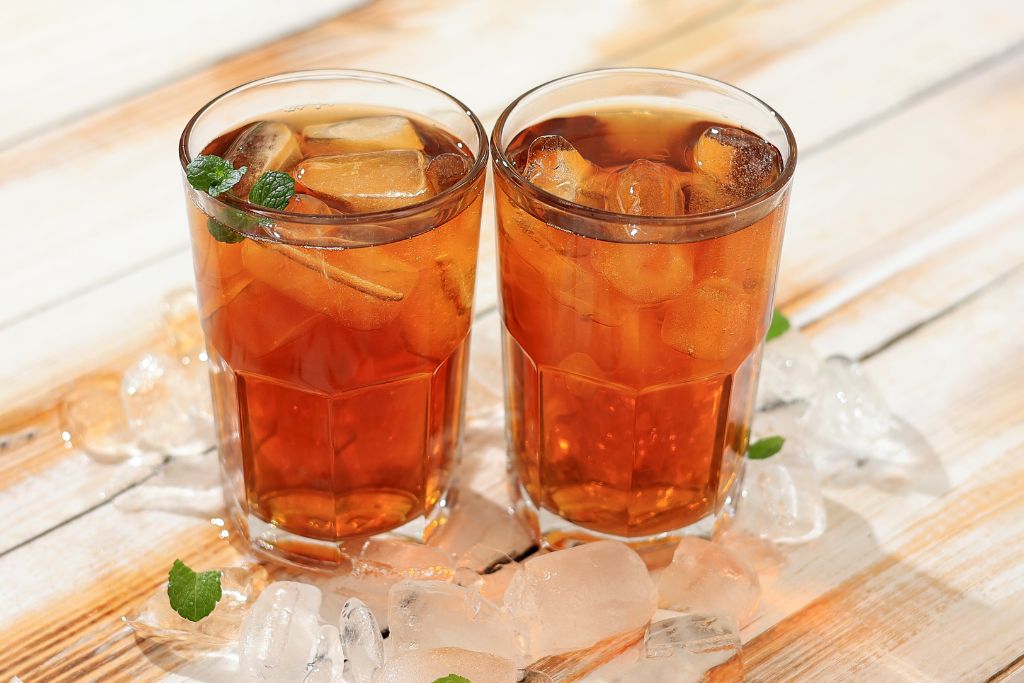 Sweet tea with ice placed in a wooden table