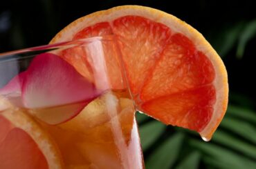 Grapefruit Green Tea on a glass with a sliced grapefruit on it